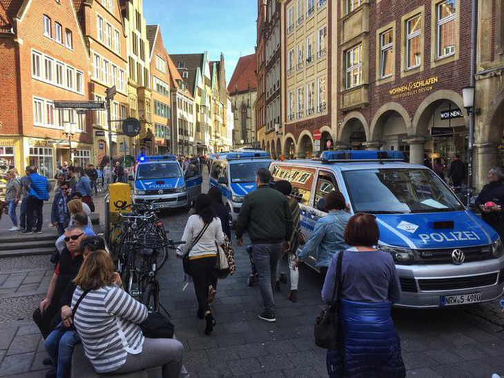 Lao xe vào đám đông ở Đức, ít nhất 4 người chết, nhiều người bị thương - Ảnh 2.