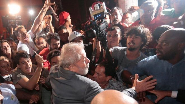 Cựu tổng thống Brazil nộp mình, thụ án 12 năm tù - Ảnh 1.