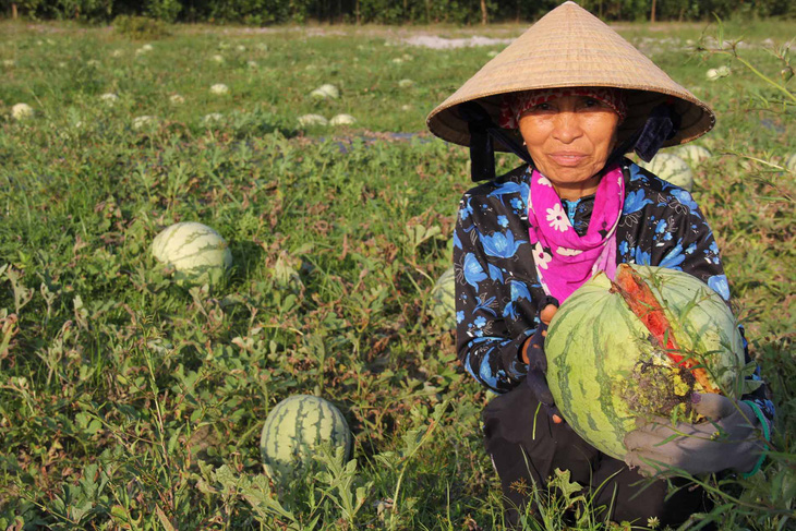 Nông dân hỏi Thủ tướng chuyện được mùa mất giá - Ảnh 1.