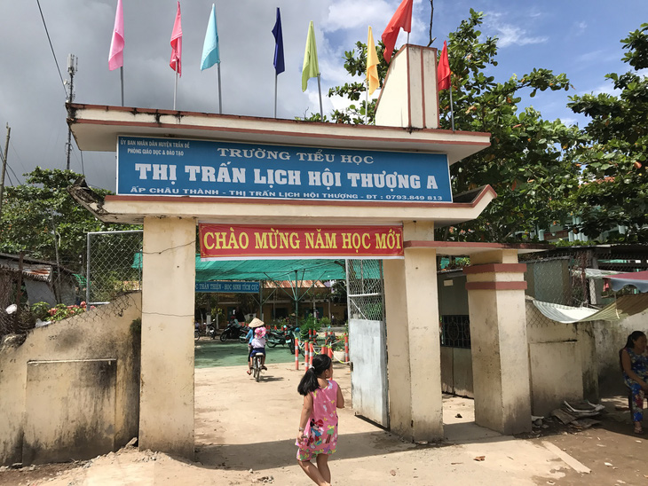 Học trò lớp 2 chưa biết đọc, hiệu trưởng trường chuẩn quốc gia từ chức - Ảnh 1.