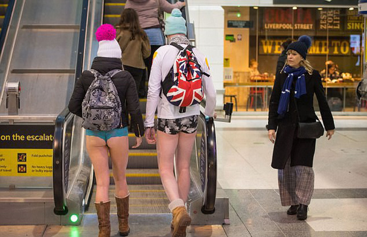 Nam thanh nữ tú diện quần lót đi tàu điện cho vui - Ảnh 3.