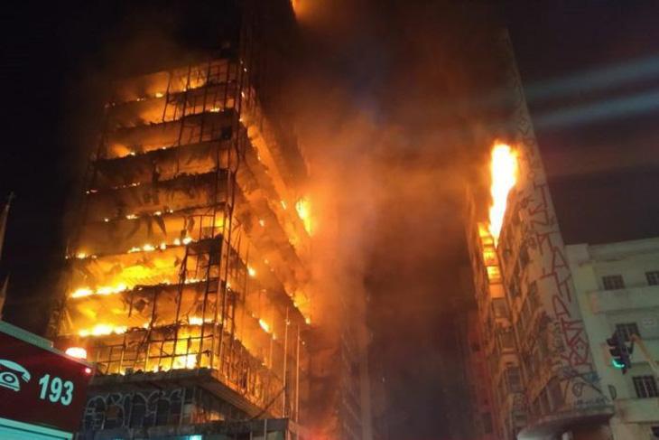 Tòa nhà 26 tầng tại Brazil cháy như đuốc rồi đổ sụp - Ảnh 1.