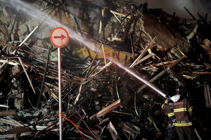 Tòa nhà 26 tầng tại Brazil cháy như đuốc rồi đổ sụp - Ảnh 3.