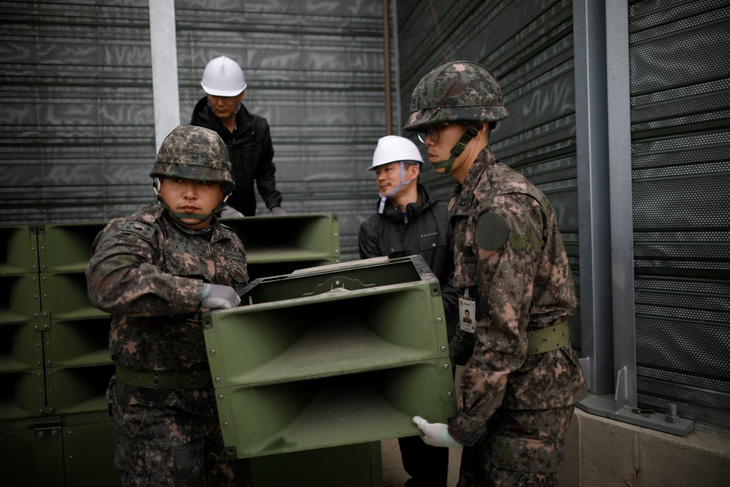 Hình ảnh dỡ bỏ dàn loa tuyên truyền của Hàn Quốc - Ảnh 9.