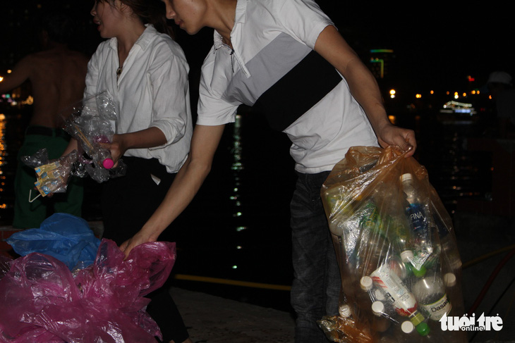 Bạn trẻ dọn sạch rác bờ sông Hàn sau pháo hoa - Ảnh 6.