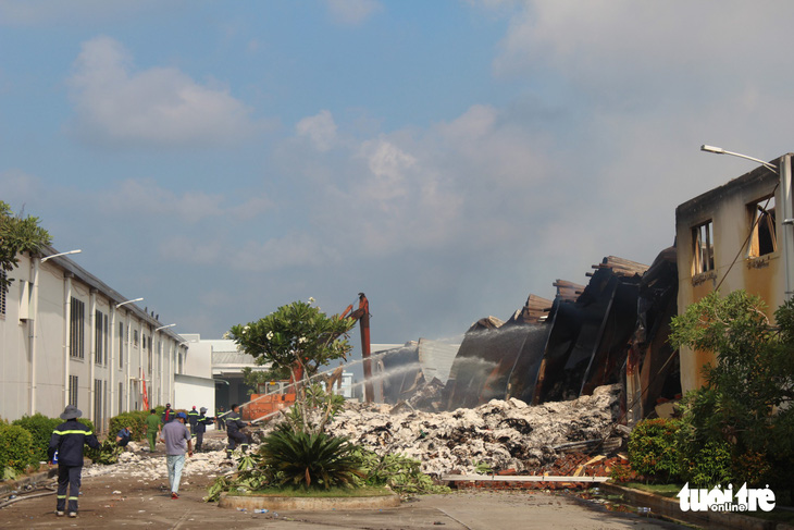 Cháy Khu công nghiệp Long Giang, thiệt hại 300 tỉ  - Ảnh 1.