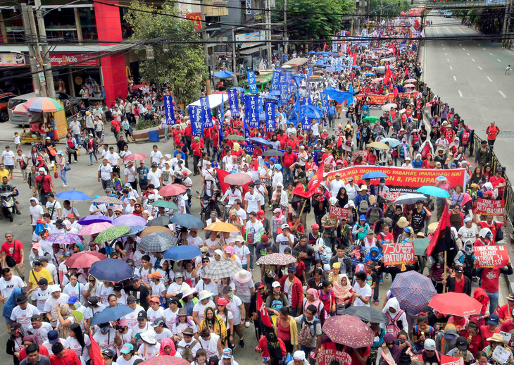 Dân Philippines xuống đường đòi tổng thống Duterte giữ lời hứa - Ảnh 2.