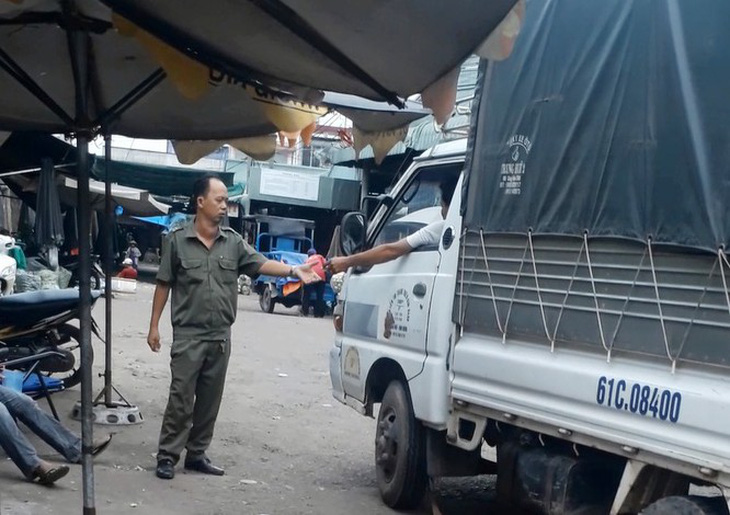 Dân phòng công khai thu tiền đậu xe tại khu vực cấm? - Ảnh 1.