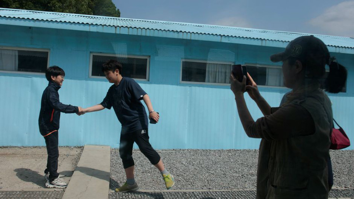 Cơn sốt bắt chước cú bắt tay Kim - Moon  gây sốt Hàn Quốc - Ảnh 1.