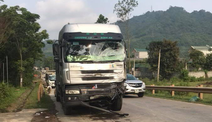 Tai nạn liên hoàn trên đường Sơn La - Hà Nội, 1 người chết - Ảnh 4.