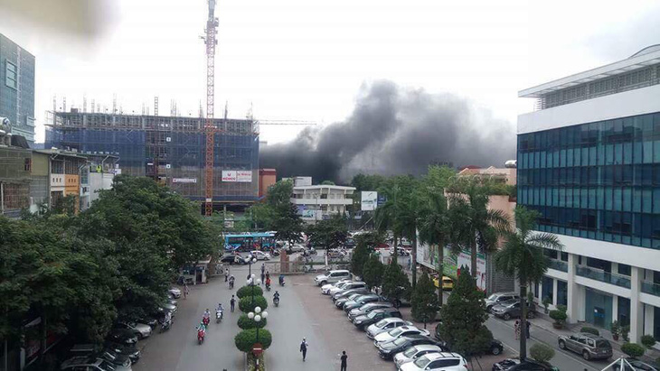 Cháy công trình trong Bệnh viện Việt - Pháp, công nhân tháo chạy - Ảnh 1.