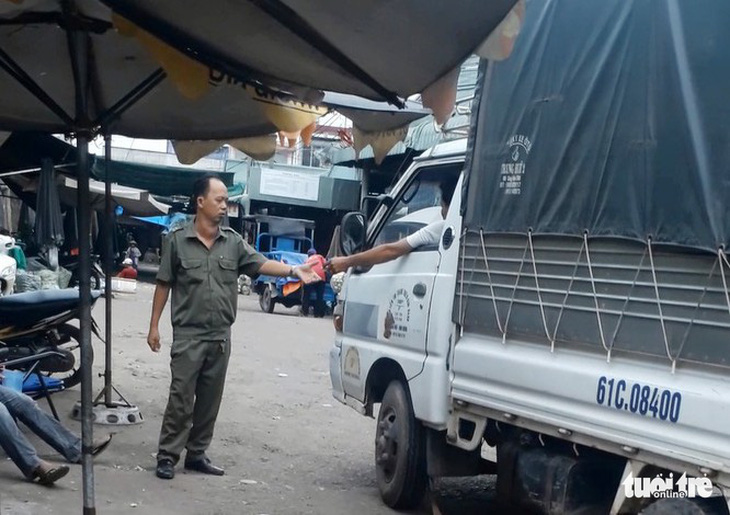 Đình chỉ đội trưởng dân phòng thu tiền xe tại khu vực cấm đỗ - Ảnh 1.