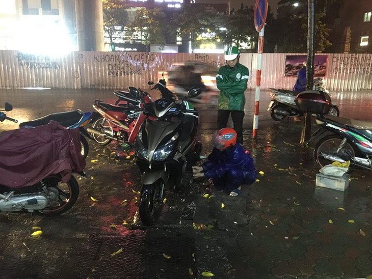Đường phố Hà Nội ngập nặng sau trận mưa lớn nhất từ đầu năm - Ảnh 12.