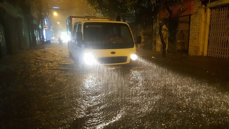 Đường phố Hà Nội ngập nặng sau trận mưa lớn nhất từ đầu năm - Ảnh 3.