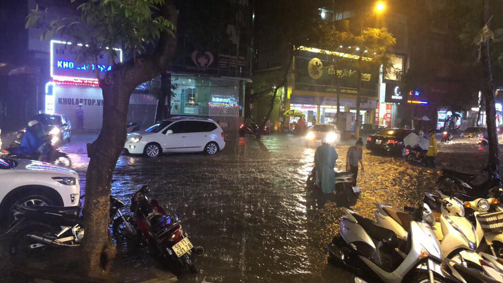 Đường phố Hà Nội ngập nặng sau trận mưa lớn nhất từ đầu năm - Ảnh 11.