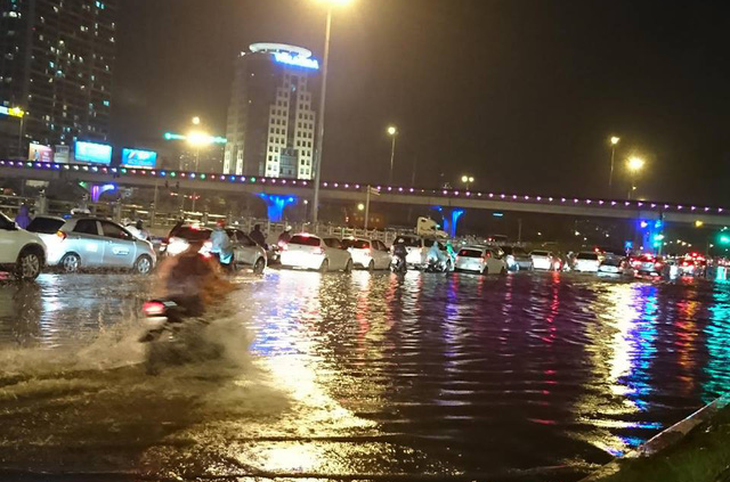 Đường phố Hà Nội ngập nặng sau trận mưa lớn nhất từ đầu năm - Ảnh 13.