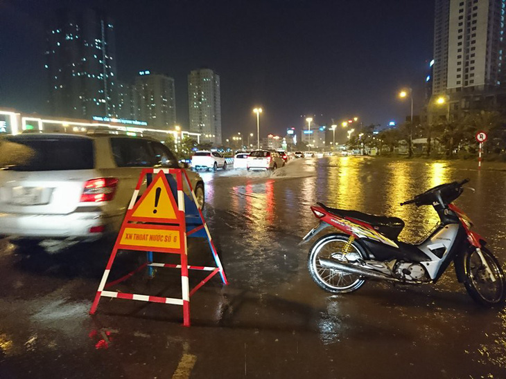 Đường phố Hà Nội ngập nặng sau trận mưa lớn nhất từ đầu năm - Ảnh 14.