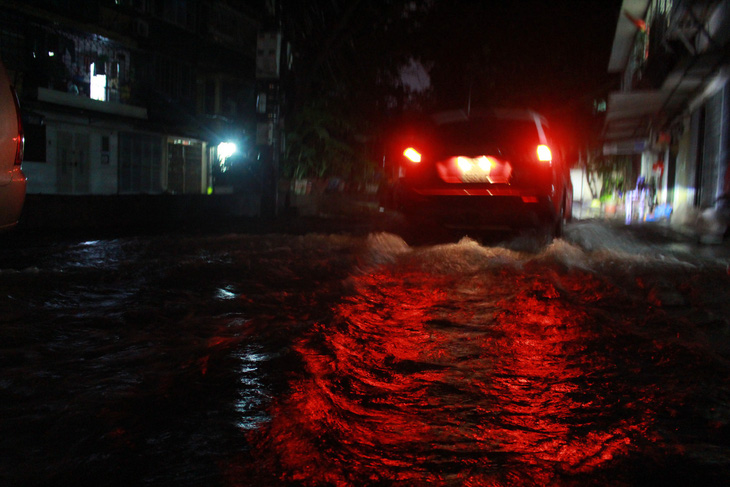 Đường phố Hà Nội ngập nặng sau trận mưa lớn nhất từ đầu năm - Ảnh 7.