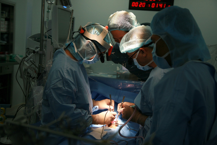 Các bác sĩ trong ca phẫu thuật tim mạch