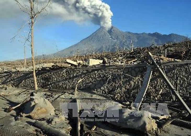 Núi lửa Merapi phun trào, Indonesia khẩn cấp sơ tán người dân - Ảnh 1.