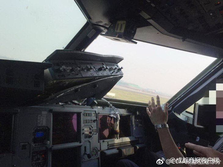 Máy bay Trung Quốc hạ cánh khẩn vì vỡ kính buồng lái - Ảnh 1.