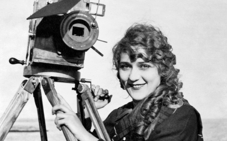 Người phụ nữ đầu tiên làm phim và góc khuất 