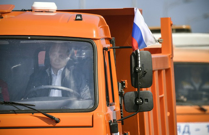Ông Putin tự lái xe tải qua cầu mới mở nối Nga với Crimea - Ảnh 1.
