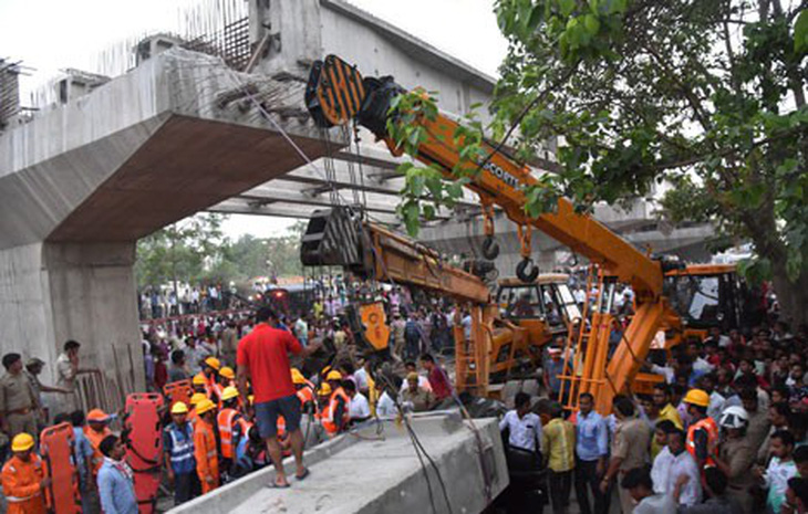 Sập cầu vượt đang xây ở Ấn Độ, ít nhất 12 người chết - Ảnh 1.