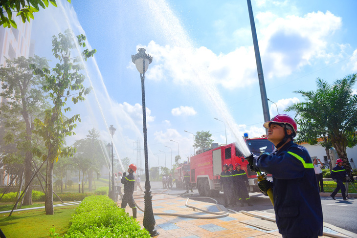 Diễn tập đưa lồng bệnh nhi thoát khỏi đám cháy bệnh viện - Ảnh 8.