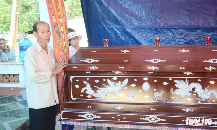 Chòm xóm kết vòng hoa tang tiễn đưa hiệp sĩ Nguyễn Văn Thôi - Ảnh 3.