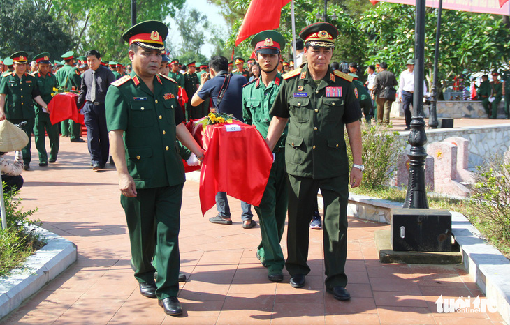 Đưa 98 hài cốt liệt sĩ Việt Nam hi sinh ở Lào về đất mẹ an táng - Ảnh 2.