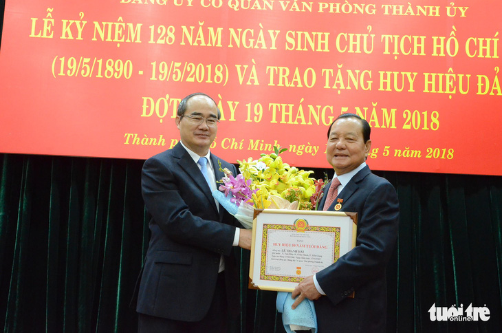 Trao huy hiệu 50 năm tuổi Đảng cho ông Lê Thanh Hải - Ảnh 1.