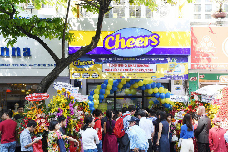 Giới trẻ “mua nhanh, ăn nhanh” Sài Gòn thích lướt cửa hàng Cheers - Ảnh 1.