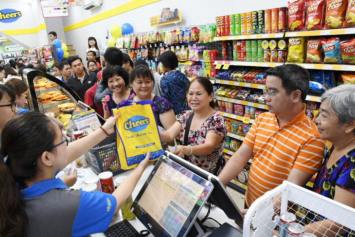 Giới trẻ “mua nhanh, ăn nhanh” Sài Gòn thích lướt cửa hàng Cheers - Ảnh 3.