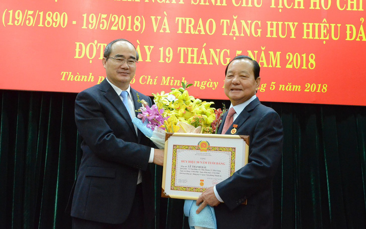 Trao huy hiệu 50 năm tuổi Đảng cho ông Lê Thanh Hải