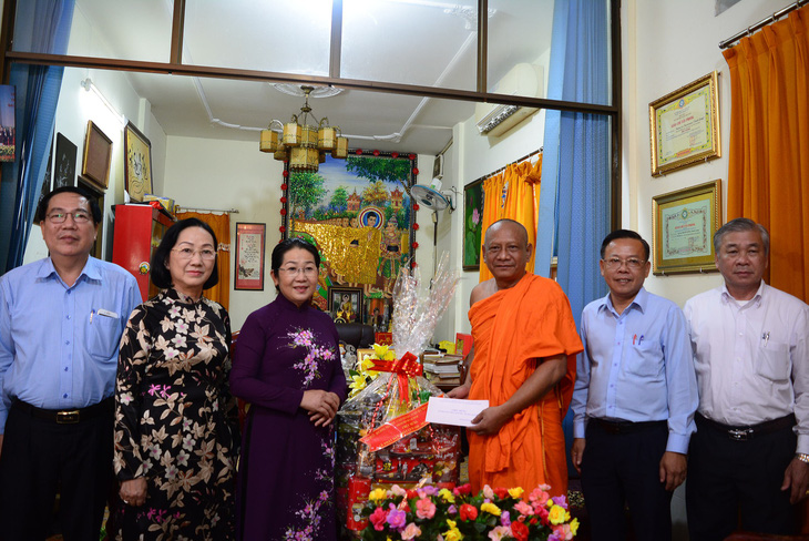 Lãnh đạo TP.HCM thăm, chúc mừng Đại lễ Phật đản 2018 - Ảnh 1.