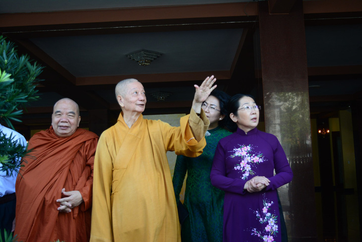 Lãnh đạo TP.HCM thăm, chúc mừng Đại lễ Phật đản 2018 - Ảnh 2.