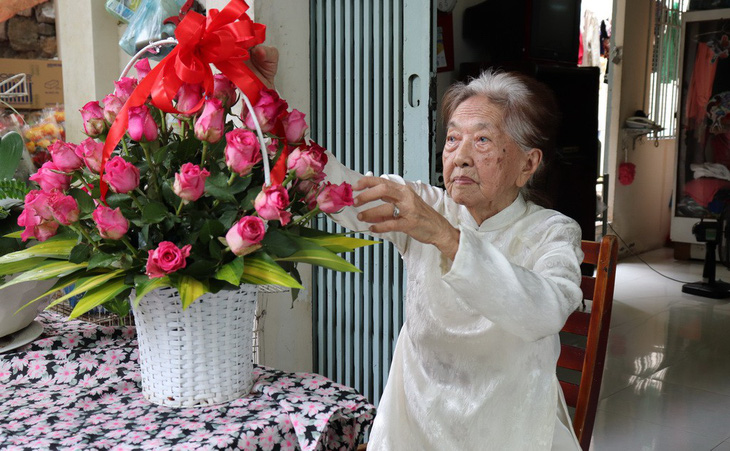 Công thức sống thọ của nữ điều dưỡng 102 tuổi - Ảnh 1.