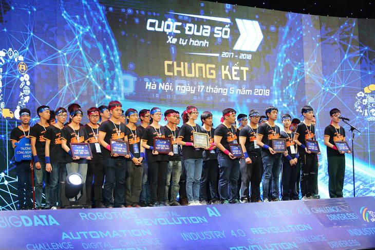 Trường ĐH Công nghệ vô địch cuộc thi lập trình xe tự hành - Ảnh 1.