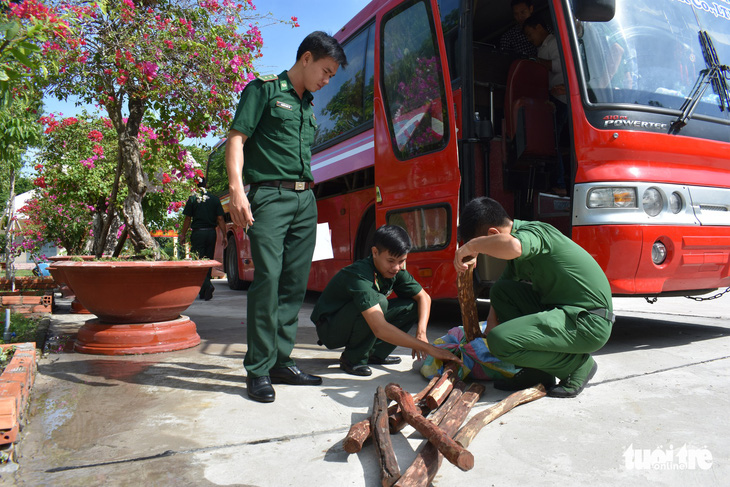 Xe khách chở 3.200kg gỗ trắc từ Campuchia về Việt Nam - Ảnh 1.