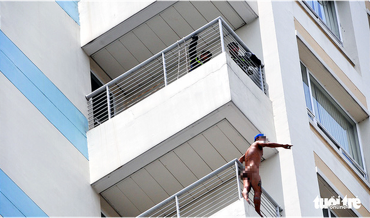 Bệnh nhân trèo qua lan can tầng 10 khỏa thân đòi tự tử - Ảnh 1.