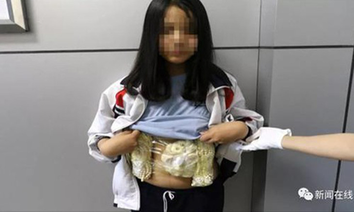 Tìm hiểu vụ bé gái Việt nghi chuyển lậu ngà voi ở Trung Quốc - Ảnh 1.
