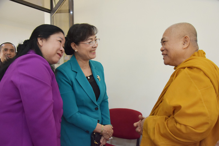Lãnh đạo TP.HCM thăm, chúc mừng đại lễ Phật đản các cơ sở tôn giáo - Ảnh 4.