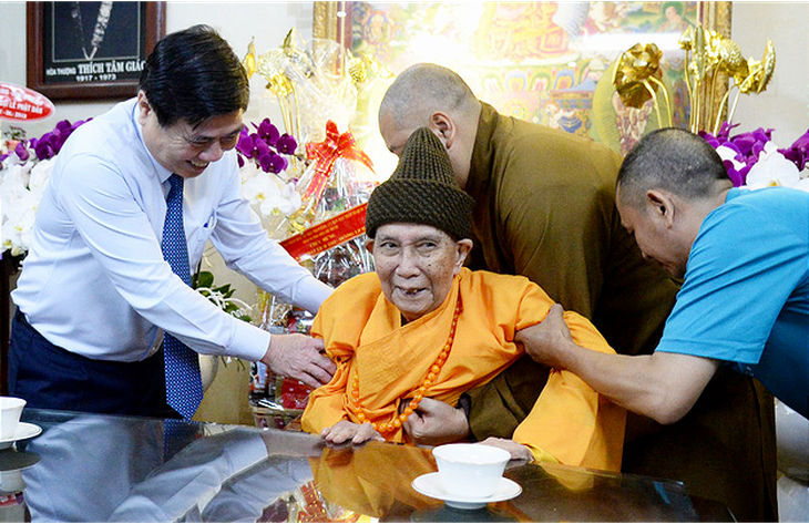 Lãnh đạo TP.HCM thăm, chúc mừng đại lễ Phật đản các cơ sở tôn giáo - Ảnh 1.