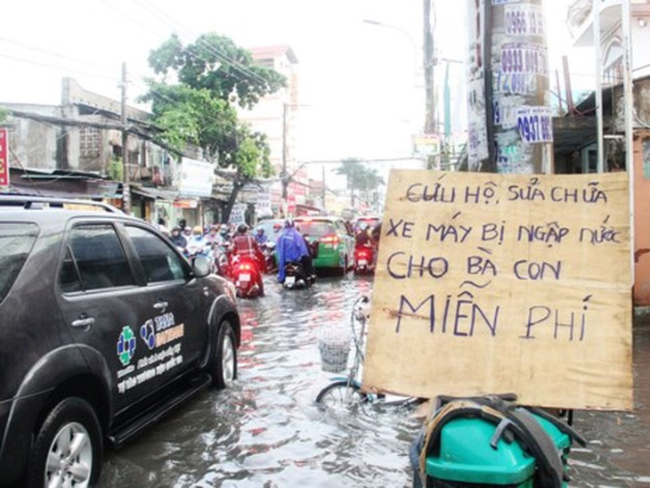Sài Gòn sang mùa mưa, nhớ lần dắt bộ và lời dặn của người lạ - Ảnh 1.