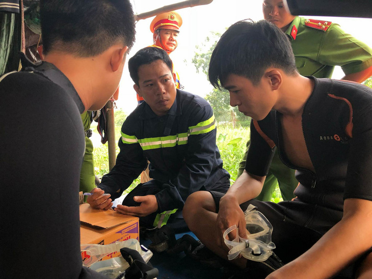 Lật sà lan cát trên sông Đồng Nai giữa khuya, 3 người mất tích - Ảnh 2.