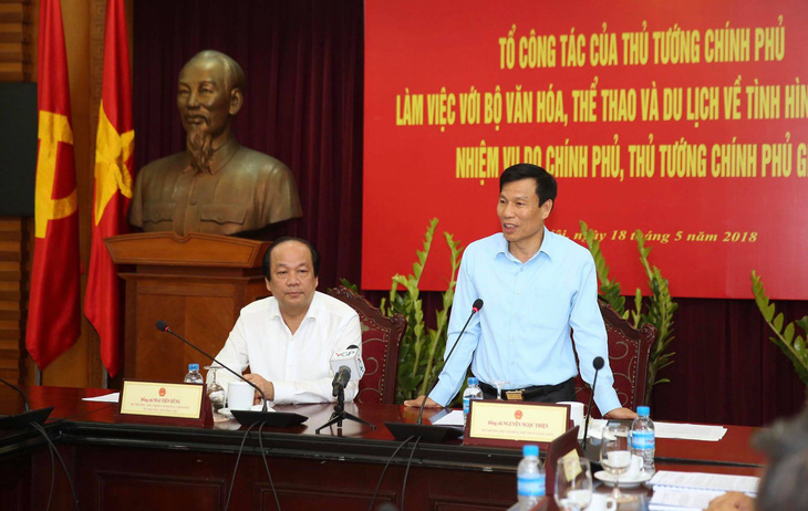 Khách Trung Quốc mặc áo lưỡi bò vào Việt Nam là hành vi có tổ chức - Ảnh 3.