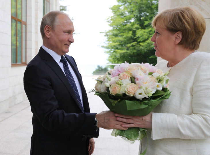 Báo Đức: Ông Putin xúc phạm bà Merkel bằng... một bó hoa - Ảnh 1.