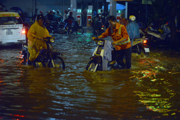 Mưa lớn nhất từ đầu mùa, Sài Gòn mênh mông nước - Ảnh 2.