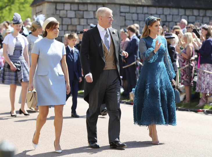 Hoàng tử Harry và Meghan Markle hôn nhau trước nhà nguyện St George - Ảnh 12.